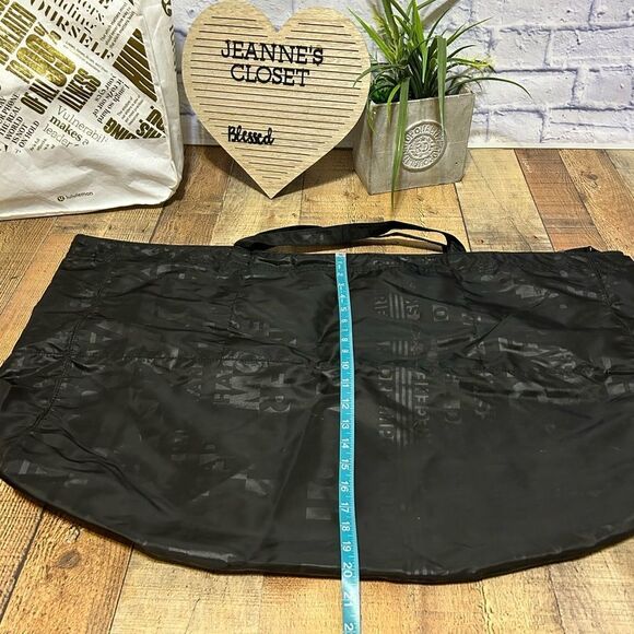 Rare EUC Lululemon XL Yogi Yoga Tote III Discover Manifesto Embossed Black - Picture 5 of 13